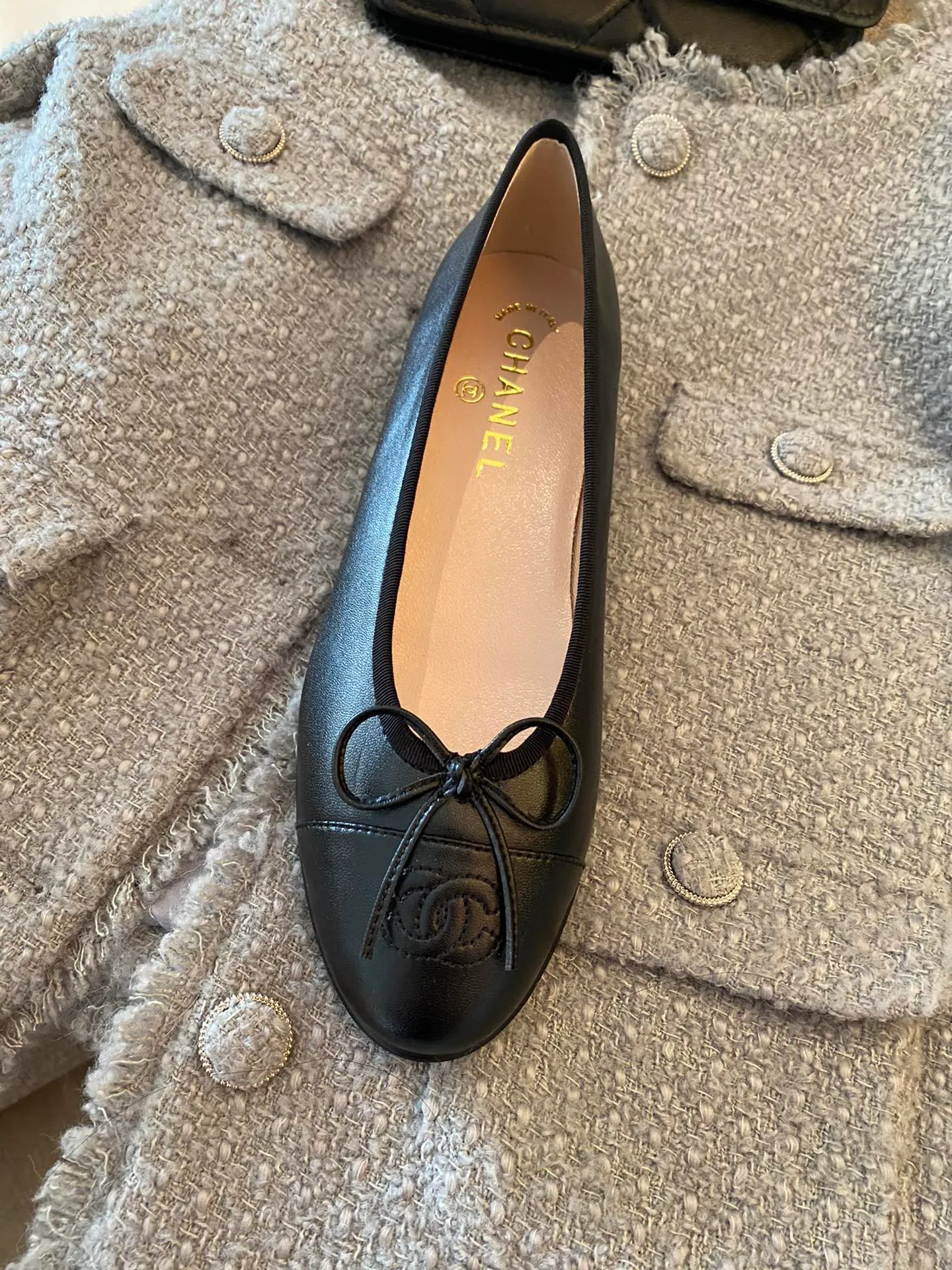 👟👟Ex-factory price 440👟👟 CHANEL ballet shoes... The classic style is versatile in all seasons♥️♥️Many Internet celebrities have demonstrated it personally... Simple color matching... Delicate little round toe... Classic small bow... Deep mouth bag bare foot shape ⚠️⚠️ CHANEL original customization, patent leather/mixed sheepskin/diamond surface/wool fabric and other uppers...Full sheepskin lining...ITALY genuine leather outsole 34-42 standard code (41.42 customized)